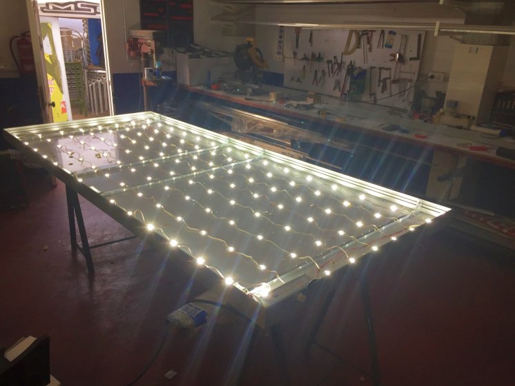 R&oacute;tulo Caja luminosa de interior con tela tensada e iluminada por led. Makadonien Sevilla.