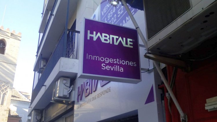 R&oacute;tulo cartel banderola luminosa con tubos led. Habitale Sevilla.