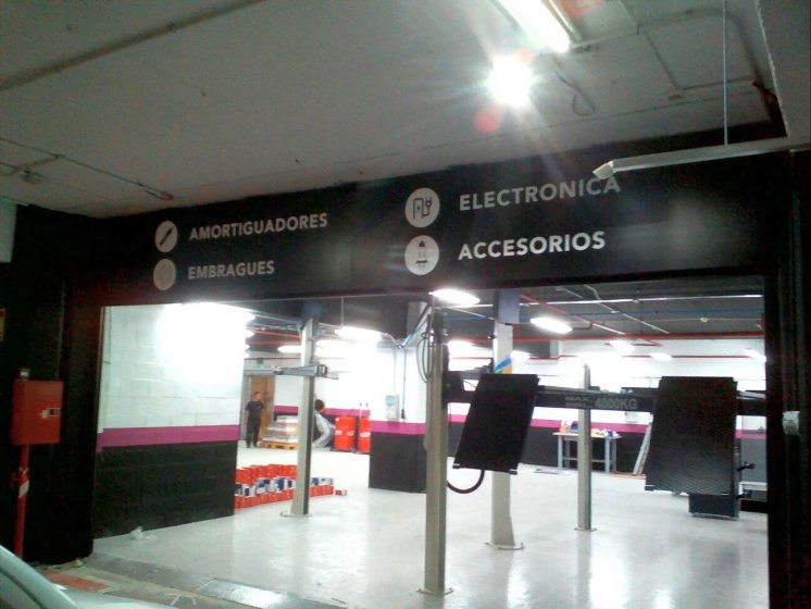 Rótulo cartel frente rotulado en vinilo. Icars Sevilla