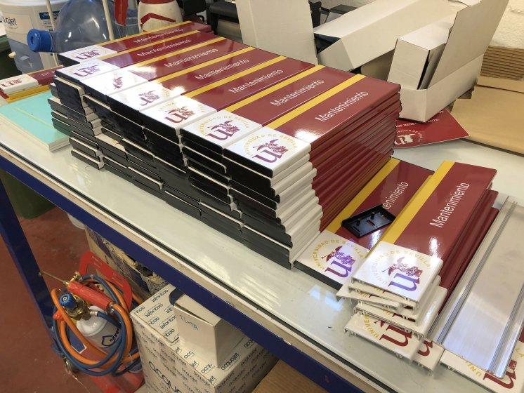 R&oacute;tulo cartel homologado para la Universidad de Sevilla. Facultada de Medicina.