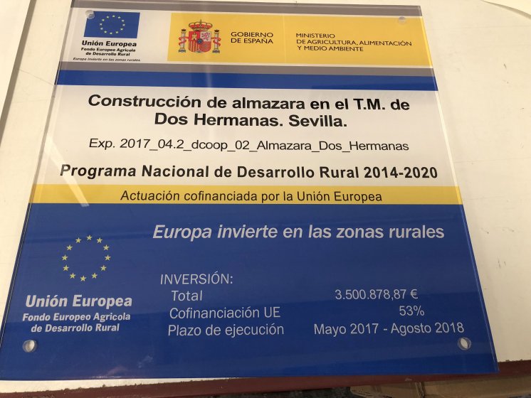 Rótulo cartel en metacrilato pulido y rotulado a la inversa. Almazara en Dos Hermanas Sevilla.