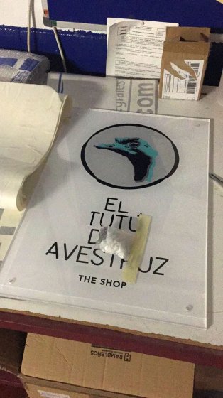 Rótulo cartel en metacrilato pulido y rotulado a la inversa.El Tutú de Avestruz Sevilla.