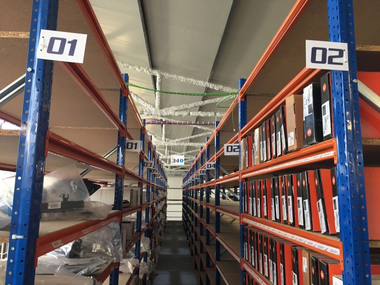 R&oacute;tulo cartel para identificaci&oacute;n de estanter&iacute;a. Inurviauto Placas del Sur Sevilla. 