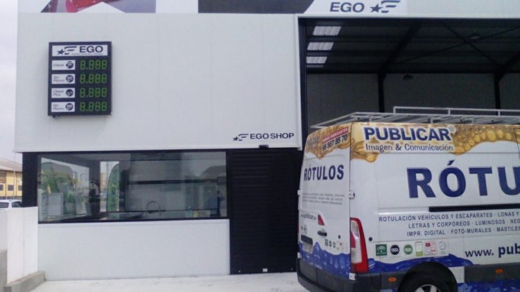 R&oacute;tulo cartel preciario de gasolinera o estaci&oacute;n de servicio con pantallas de led. Gasolineras EGO Sevilla. 