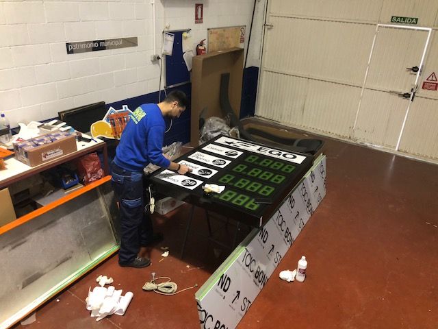 R&oacute;tulo cartel preciario de gasolinera o estaci&oacute;n de servicio con pantallas de led. Gasolineras EGO Sevilla. 