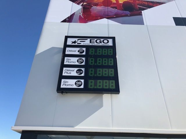 R&oacute;tulo cartel preciario de gasolinera o estaci&oacute;n de servicio con pantallas de led. Gasolineras EGO Sevilla. 
