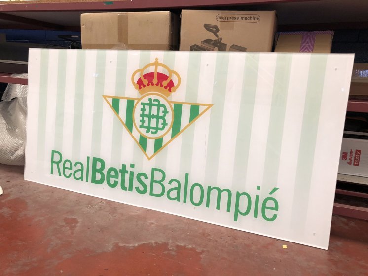 Rótulo cartel rotulado con vinilos corporativos. Real Betis Balompie Sevilla.