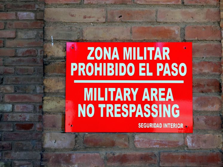 Rótulo cartel señalizador rotulado con vinilo fotoluminiscente. Futer Capitanía General Sevilla
