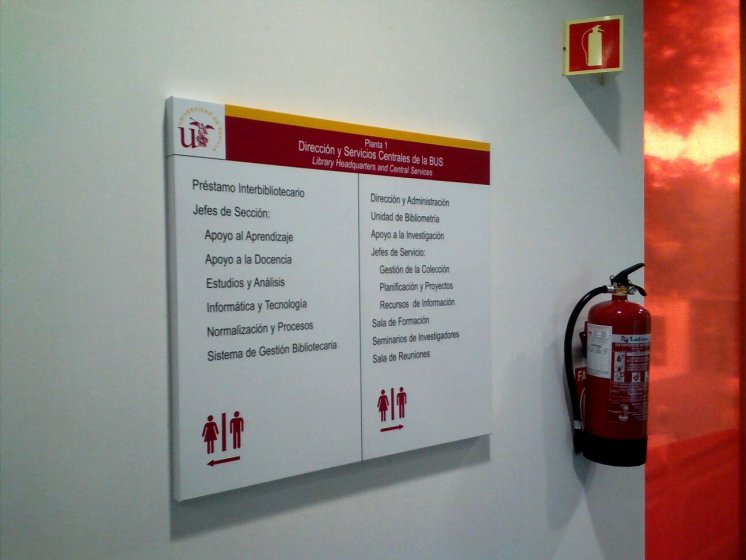 R&oacute;tulo cartel se&ntilde;alizador rotulado con vinilo sobre lama de aluminio. Biblioteca Rector Antonio Machado y N&uacute;&ntilde;ez, Universidad de Sevilla