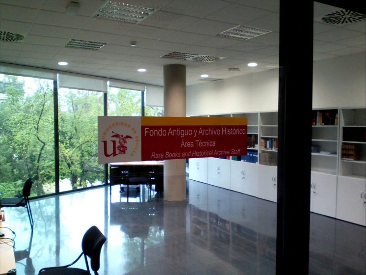 R&oacute;tulo cartel se&ntilde;alizador rotulado con vinilo sobre lama de aluminio. Biblioteca Rector Antonio Machado y N&uacute;&ntilde;ez, Universidad de Sevilla