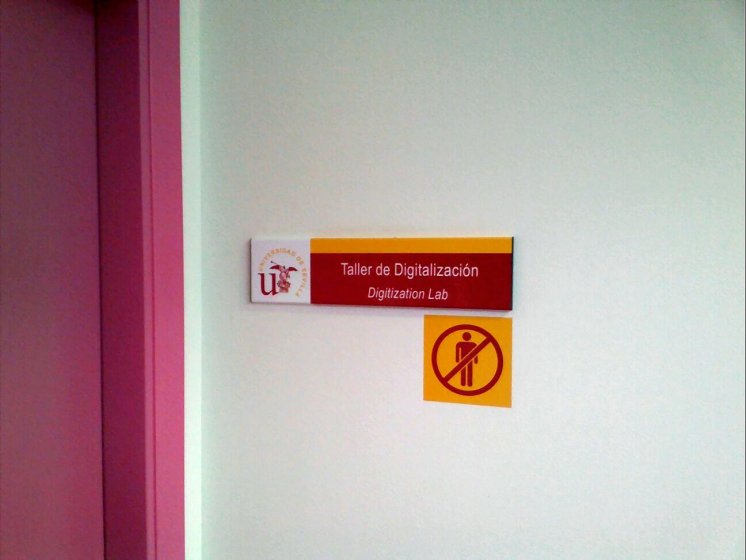 R&oacute;tulo cartel se&ntilde;alizador rotulado con vinilo sobre lama de aluminio. Biblioteca Rector Antonio Machado y N&uacute;&ntilde;ez, Universidad de Sevilla