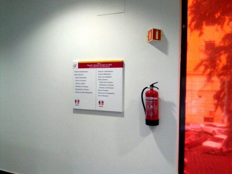 R&oacute;tulo cartel se&ntilde;alizador rotulado con vinilo sobre lama de aluminio. Biblioteca Rector Antonio Machado y N&uacute;&ntilde;ez, Universidad de Sevilla