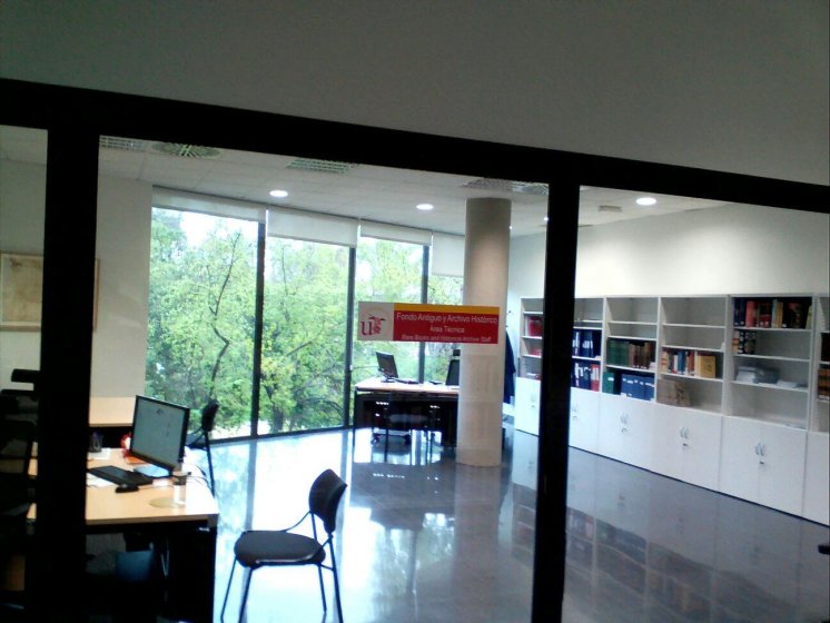 R&oacute;tulo cartel se&ntilde;alizador rotulado con vinilo sobre lama de aluminio. Biblioteca Rector Antonio Machado y N&uacute;&ntilde;ez, Universidad de Sevilla