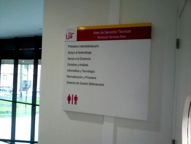 R&oacute;tulo cartel se&ntilde;alizador rotulado con vinilo sobre lama de aluminio. Biblioteca Rector Antonio Machado y N&uacute;&ntilde;ez, Universidad de Sevilla