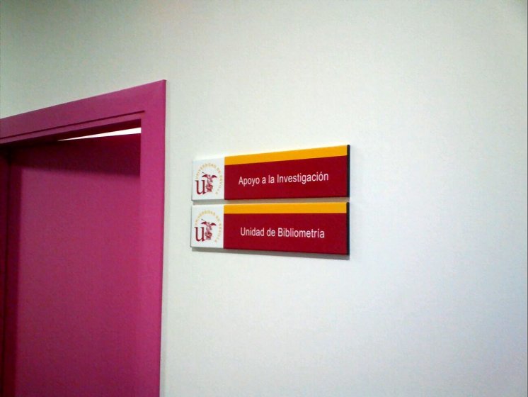 R&oacute;tulo cartel se&ntilde;alizador rotulado con vinilo sobre lama de aluminio. Biblioteca Rector Antonio Machado y N&uacute;&ntilde;ez, Universidad de Sevilla