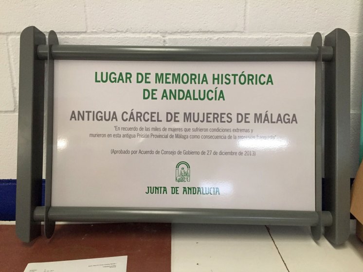 R&oacute;tulo cartel se&ntilde;alizador rotulado con vinilo sobre soporte Junta de Andaluc&iacute;a. Memoria Hist&oacute;rica M&aacute;laga