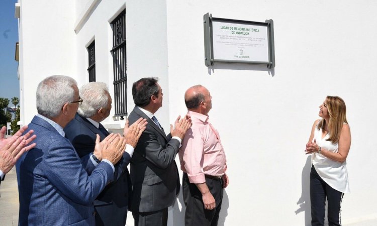 R&oacute;tulo cartel se&ntilde;alizador rotulado con vinilo sobre soporte Junta de Andaluc&iacute;a. Memoria Hist&oacute;rica Sevilla