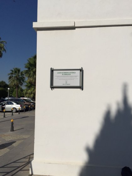 R&oacute;tulo cartel se&ntilde;alizador rotulado con vinilo sobre soporte Junta de Andaluc&iacute;a. Memoria Hist&oacute;rica Sevilla