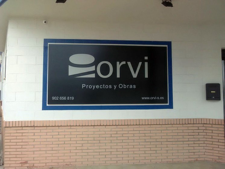 Rótulo cartel tipo bandeja dibón lacada con letras corpóreas. Orvi Dos Hermanas Sevilla.