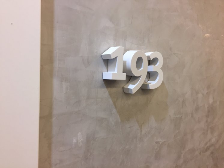 Rótulo habitación o piso en pvc recortado o fresado lacado. Sevilla
