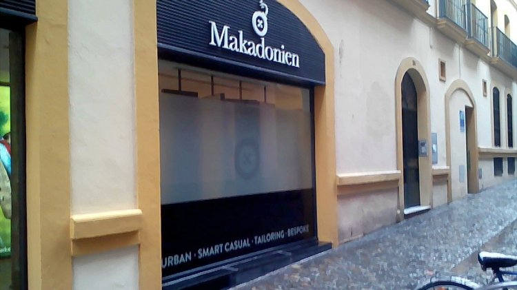R&oacute;tulo letra recortada en pvc lacado. Makadonien Sevilla.
