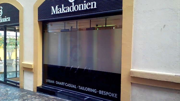 R&oacute;tulo letra recortada en pvc lacado. Makadonien Sevilla.