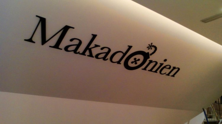 R&oacute;tulo letra recortada en pvc lacado. Makadonien Sevilla.