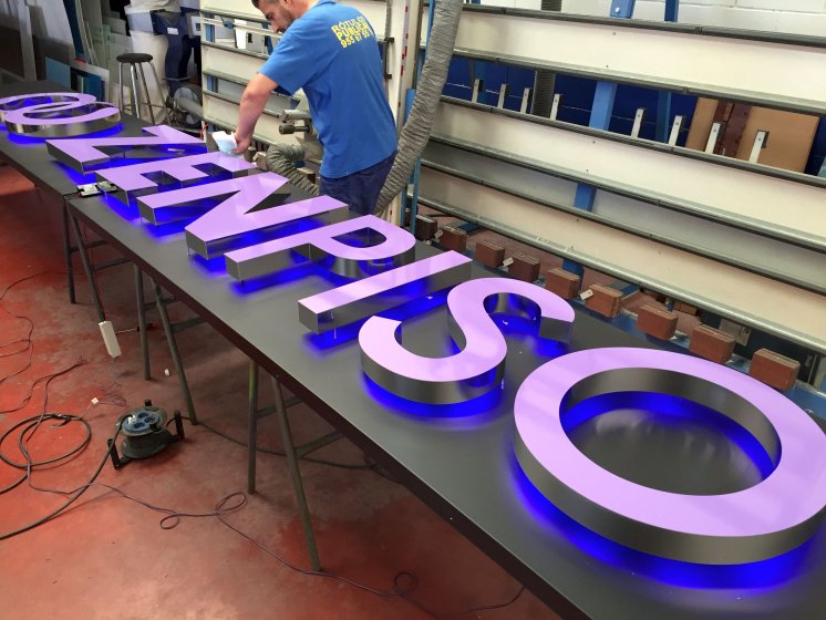 R&oacute;tulo en letras corp&oacute;reas de acero inoxidable con iluminaci&oacute;n en RGB, sobre bandeja de dib&oacute;n. Zen Piso Sevilla. Trabajos para Cyan Publicidad