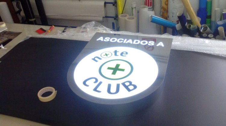 R&oacute;tulo en letras corp&oacute;reas de acero inoxidable con iluminaci&oacute;n en RGB, sobre bandeja de dib&oacute;n. Zen Piso Sevilla. Trabajos para Cyan Publicidad