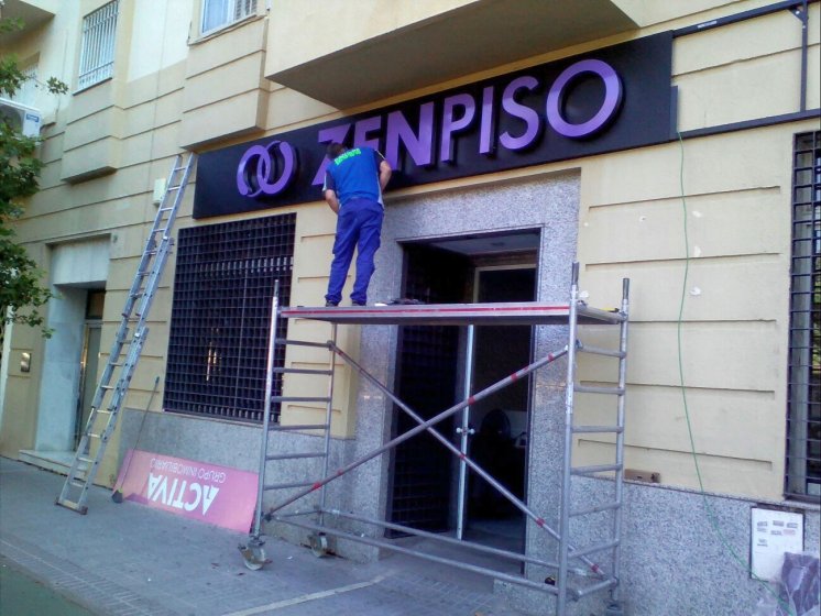 R&oacute;tulo en letras corp&oacute;reas de acero inoxidable con iluminaci&oacute;n en RGB, sobre bandeja de dib&oacute;n. Zen Piso Sevilla. Trabajos para Cyan Publicidad