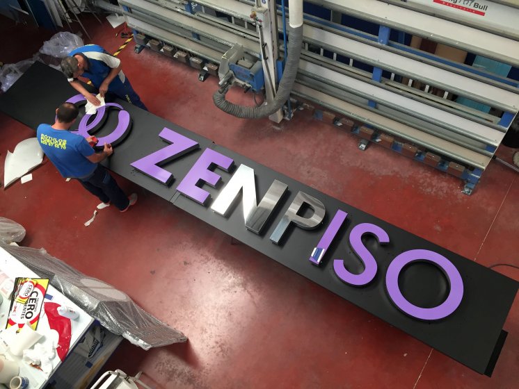 R&oacute;tulo en letras corp&oacute;reas de acero inoxidable con iluminaci&oacute;n en RGB, sobre bandeja de dib&oacute;n. Zen Piso Sevilla. Trabajos para Cyan Publicidad