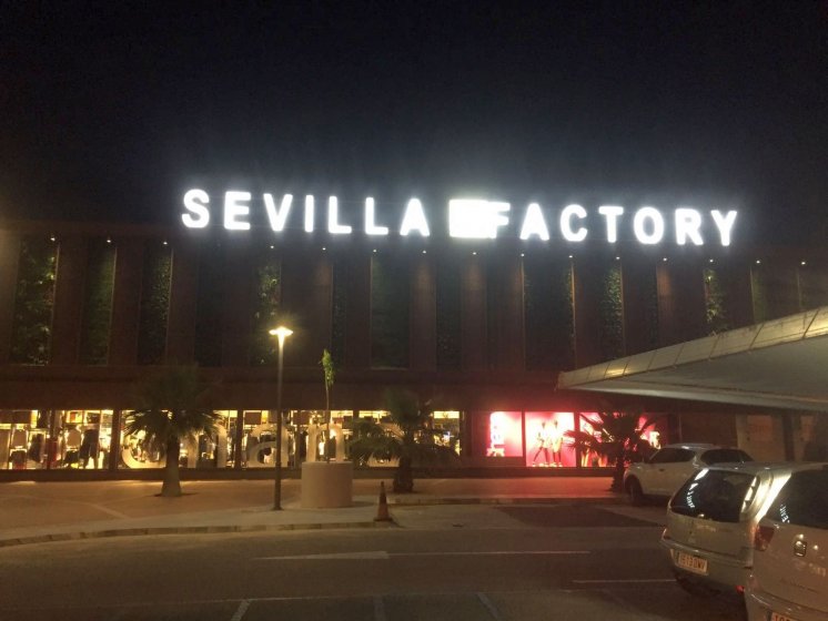 R&oacute;tulo en Letras corp&oacute;reas con frente de metacrilato e iluminadas con led. Centro Comercial Sevilla Factory en Dos Hermanas.