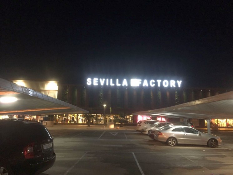 R&oacute;tulo en Letras corp&oacute;reas con frente de metacrilato e iluminadas con led. Centro Comercial Sevilla Factory en Dos Hermanas.
