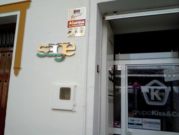 R&oacute;tulo Letras corp&oacute;reas en pvc con frente de acero inoxidable. Sage Dos Hermanas Sevilla.