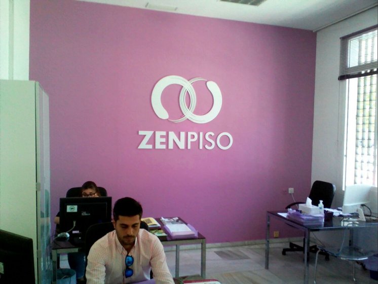 R&oacute;tulo en letras corp&oacute;reas de PVC de 10 mm lacadas. Zen Piso Sevilla. Trabajos para Cyan Publicidad