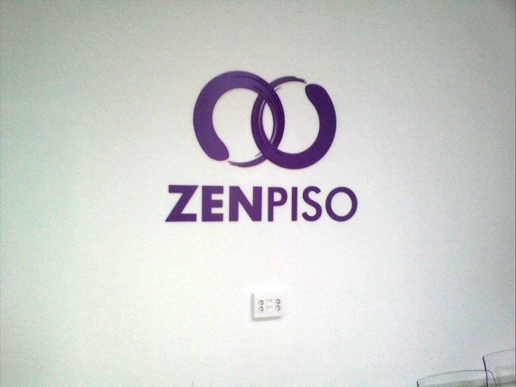 R&oacute;tulo en letras corp&oacute;reas de PVC de 10 mm lacadas. Zen Piso Sevilla. Trabajos para Cyan Publicidad