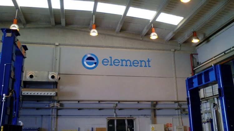R&oacute;tulo en letras corp&oacute;reas recortadas en PVC de 30 mm y lacadas. Element Sevilla.