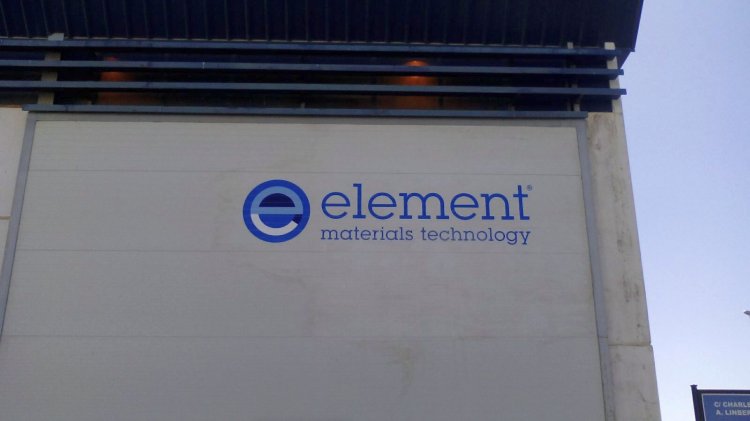 R&oacute;tulo en letras corp&oacute;reas recortadas en PVC de 30 mm y lacadas. Element Sevilla.