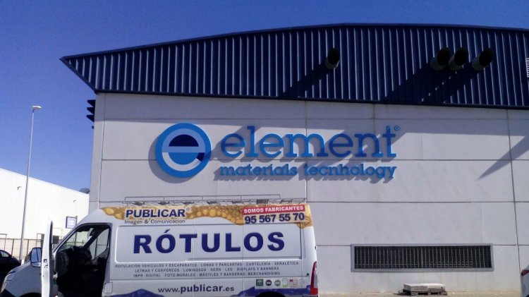 R&oacute;tulo en letras corp&oacute;reas recortadas en PVC de 30 mm y lacadas. Element Sevilla.