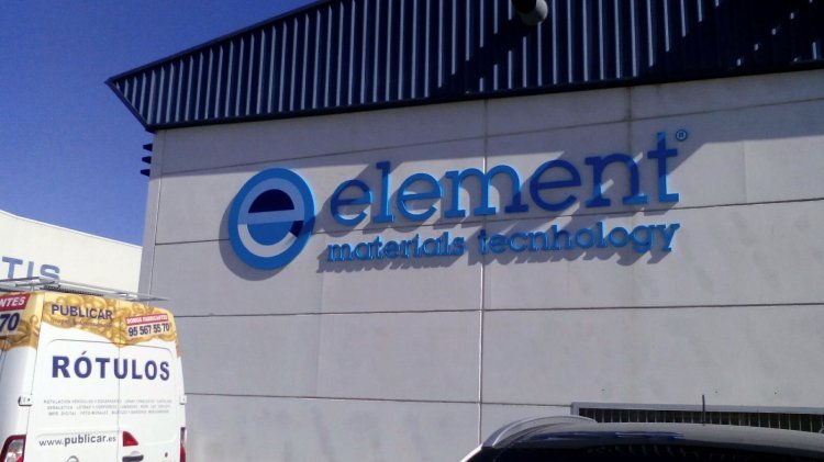 R&oacute;tulo en letras corp&oacute;reas recortadas en PVC de 30 mm y lacadas. Element Sevilla.