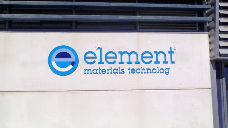 R&oacute;tulo en letras corp&oacute;reas recortadas en PVC de 30 mm y lacadas. Element Sevilla.