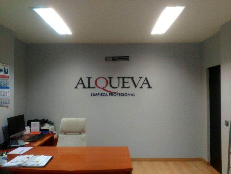 Rótulo en letras de pvc lacadas . Alqueva Servicios integrales Sevilla.