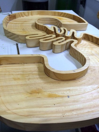 R&oacute;tulo en madera fresada y rebaje para alojar frente de c&eacute;sped artificial. Kaminature Sevilla.