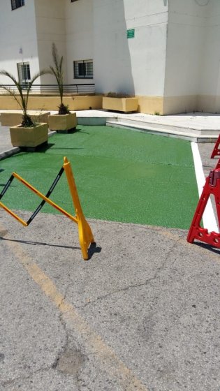 Rótulo señalizador plaza parking de Bus. Pintura especial suelo para Hotel Simón Verde Sevilla.