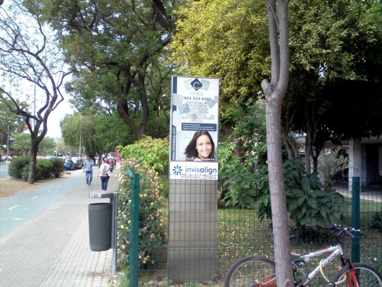 Totem monolito luminoso en acero inoxidable. Cl&iacute;nica Ortodoncia Alfonso Campos Pe&ntilde;a Sevilla