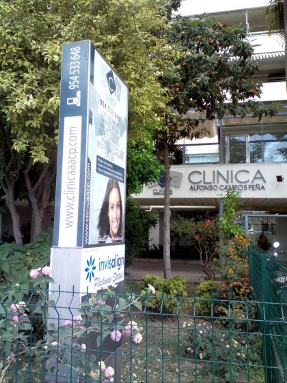 Totem monolito luminoso en acero inoxidable. Cl&iacute;nica Ortodoncia Alfonso Campos Pe&ntilde;a Sevilla