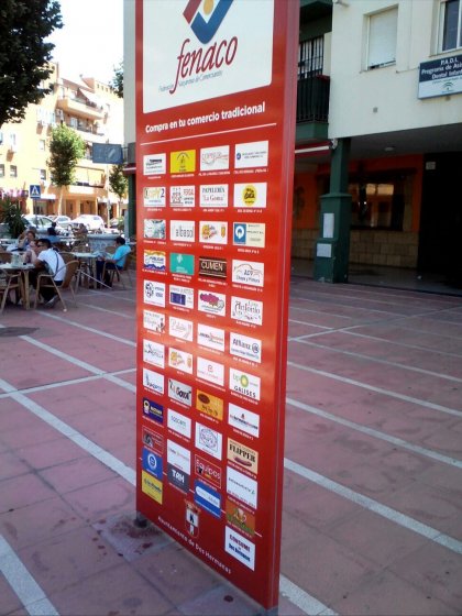 Totem rotulado con vinilo laminado  Fenaco ( Federaci&oacute;n Nazarena de Comerciantes de Dos Hermanas ) Sevilla