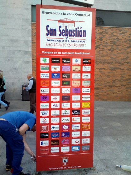Totem rotulado con vinilo laminado  Fenaco ( Federaci&oacute;n Nazarena de Comerciantes de Dos Hermanas ) Sevilla