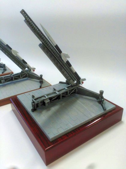 Trofeo figura en resina y base metopa de madera. Instituto Nacional de T&eacute;cnica Aeroespacial Centro De Experimentaci&oacute;n De El Arenosillo. Mazag&oacute;n Huelva.