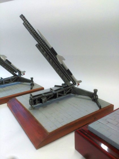 Trofeo figura en resina y base metopa de madera. Instituto Nacional de T&eacute;cnica Aeroespacial Centro De Experimentaci&oacute;n De El Arenosillo. Mazag&oacute;n Huelva.